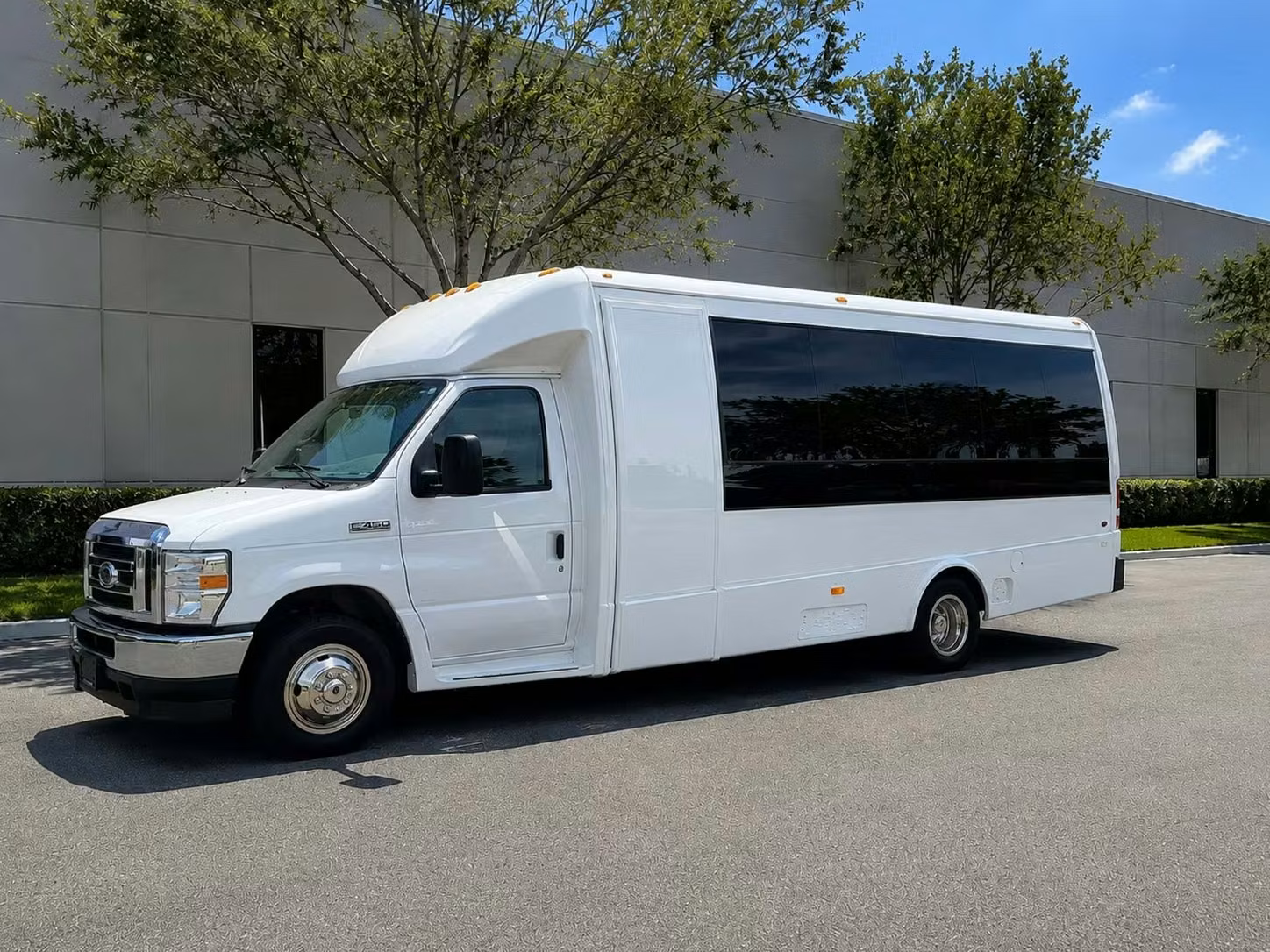 la quinta 15 passenger minibus rental