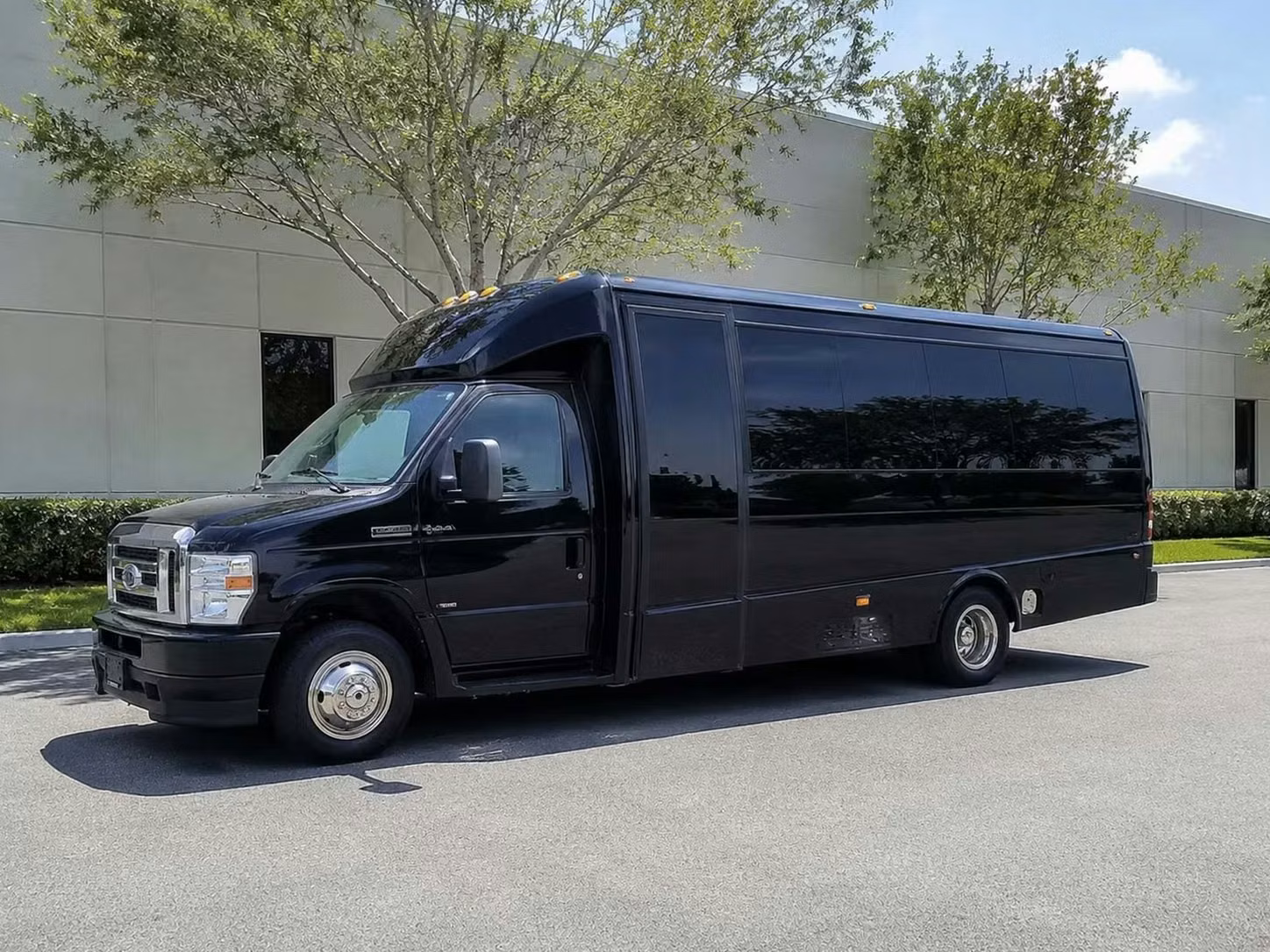 la quinta 18 passenger minibus rental