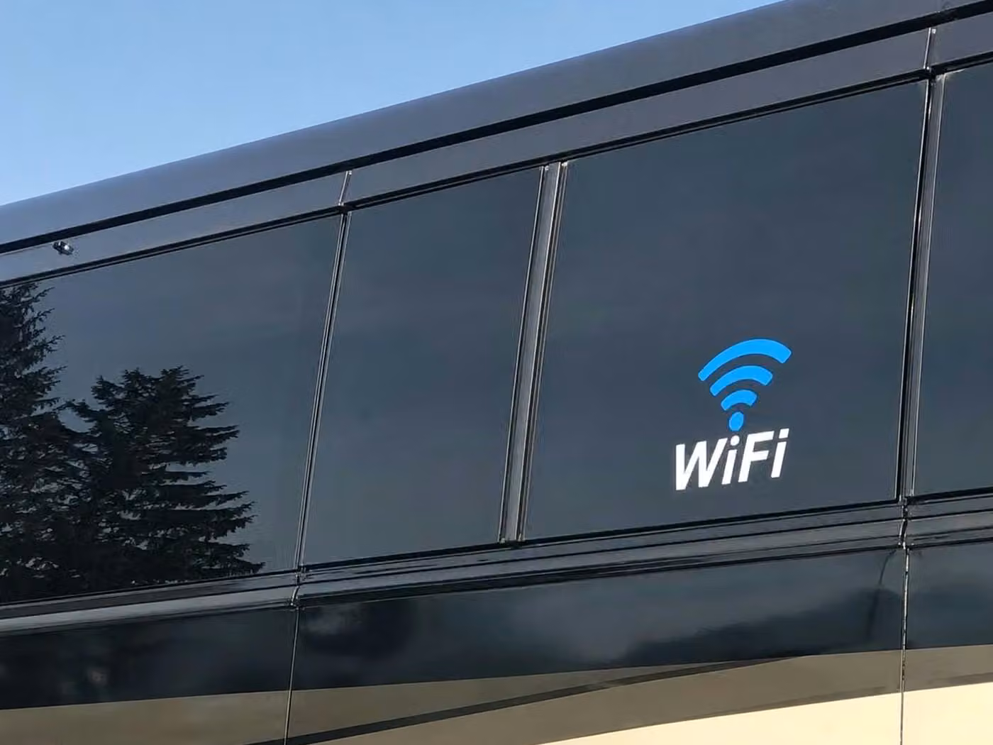 la quinta 56 passenger charter bus wifi