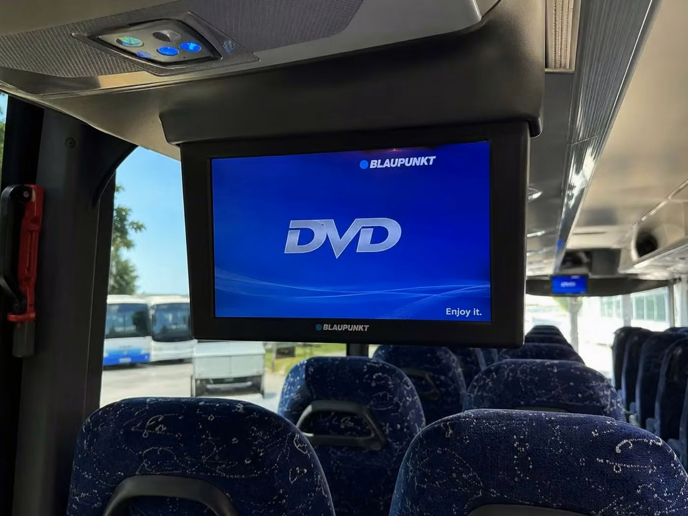la quinta charter bus tv monitors