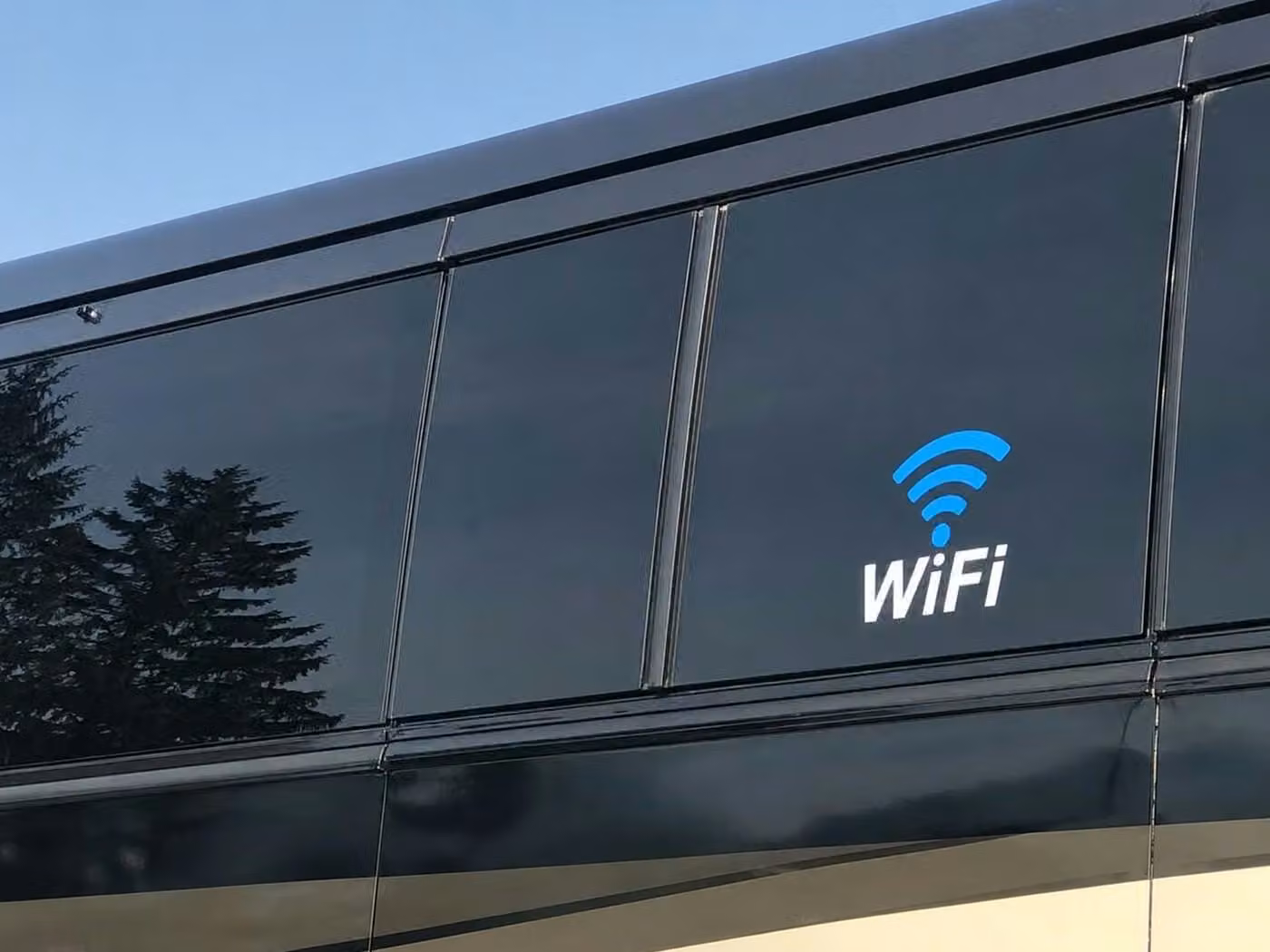 la quinta charter bus wifi
