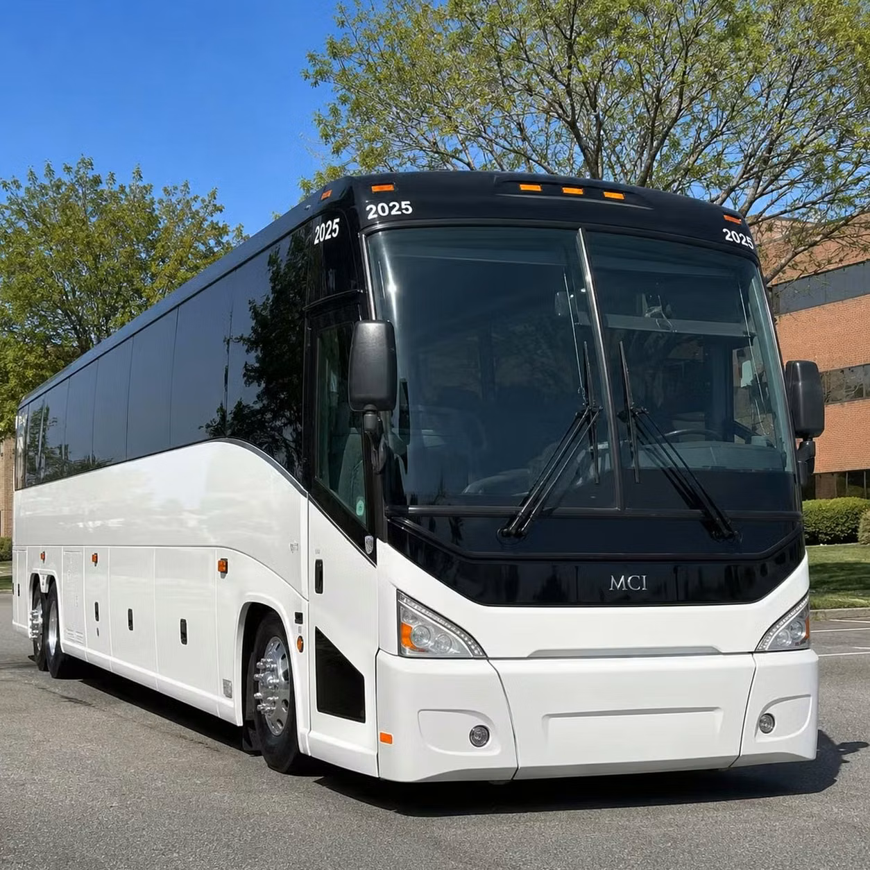 la quinta corporate charter buses with fast wifi power outlets and tray tables